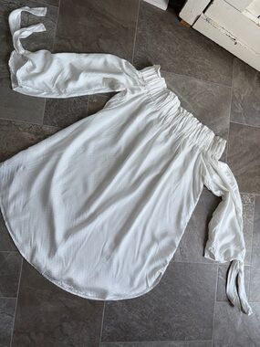 H&M Off-Shoulder White Women’s Blouse long size 6 (Med) tie sleeves